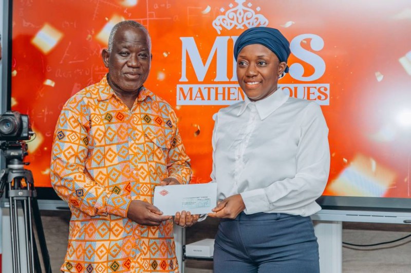 Mamadou Koné, de Miss Mathématiques recevant le chèque du Comité. (Ph: Dr)