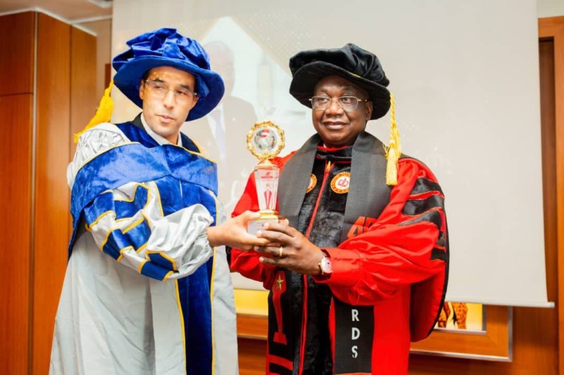 Le directeur général de Versus Bank recevant sa distinction (Photo Dr)