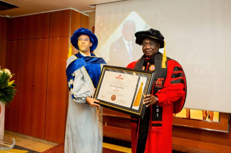 Un membre du comité de Cisa lui remettant son diplôme honorifique (Photo Dr)