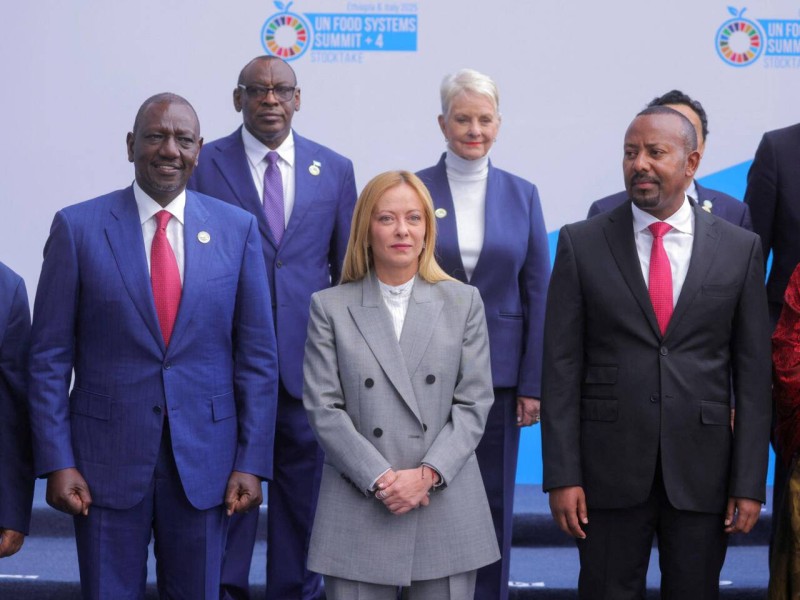 Le président kényan William Ruto, la présidente du Conseil italien Giorgia Meloni et le Premier ministre éthiopien Abiy Ahmed au deuxième sommet de l'ONU sur les systèmes alimentaires, le lundi 28 juillet, à Addis-Abeba. © Tiksa Negeri / Reuters