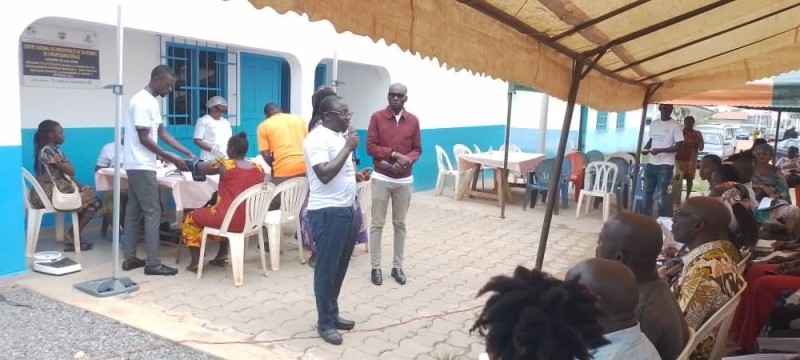 Dr Abdoulaye Togo (t-shirt blanc, micro en main) en pleine sensibilisation face aux populations