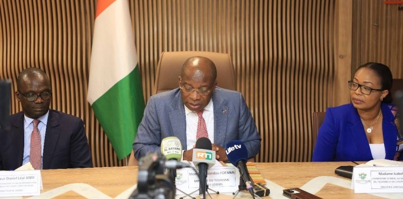 Le ministre Siandou Fofana procedant au lancement du  SITLA 2025