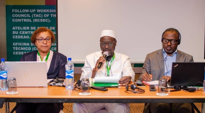 Dr Papa Samba Dieye (au centre), nouvellement élu président du Conseil Consultatif Technique du CRSCM, s’exprimant lors de la cérémonie officielle de création de l’instance, le 24 juillet 2025 à Abuja, aux côtés de la vice-présidente Dr Maria Da Luz Mendoza (à gauche) et du secrétaire général Dr Agogo Emmanuel