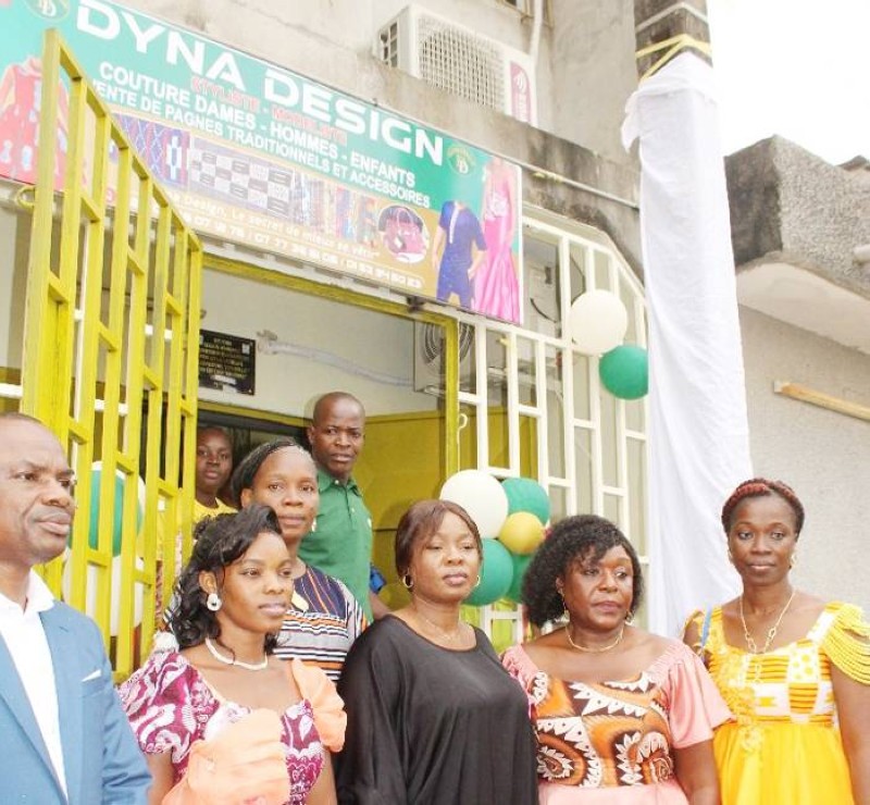 Djué Ahou Nadège épouse Kouadio (2e à partir de la gauche) et les responsables du concours devant son atelier. (Ph: Dr)
