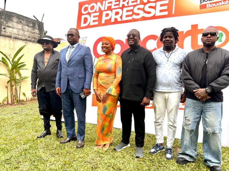Le commissaire général du concerto (au centre) en compagnie d'officiels et d'artistes. (Ph: Dr)