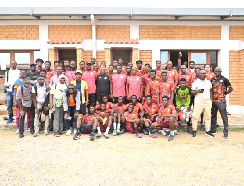 Les journalistes et les membres de l'équipe du Fc San Pedro après la visite du centre sportif. (Ph: Dr)
