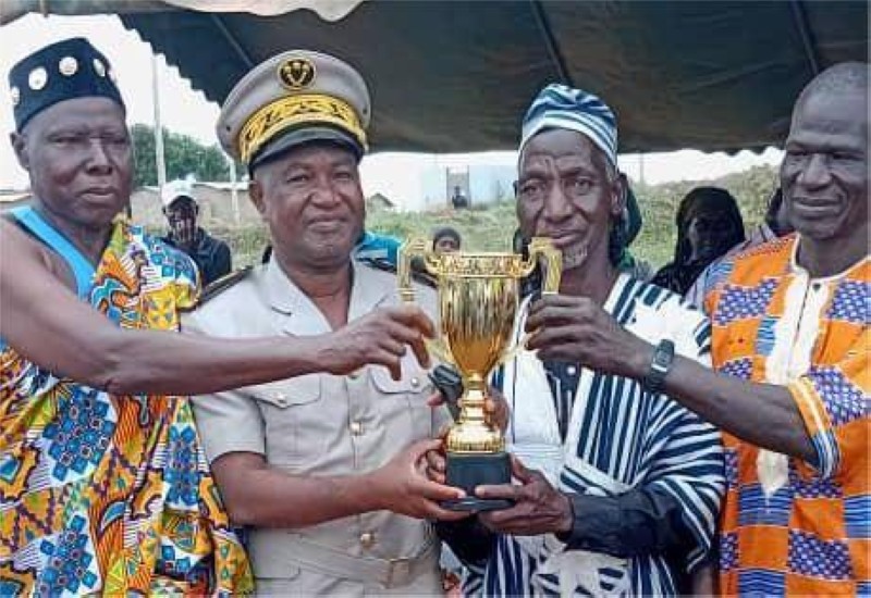 Les représentants des deux communautés recevant le trophée de la paix des mains de Zan Bi Goré Adolphe, secrétaire général 1 de la préfecture de Touba
