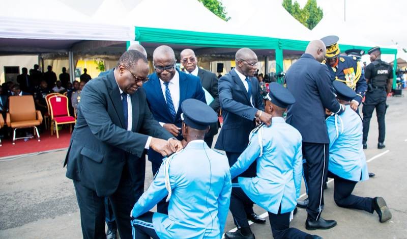 Les majors recevant symboliquement leurs épaulettes. (Ph: DGPN)