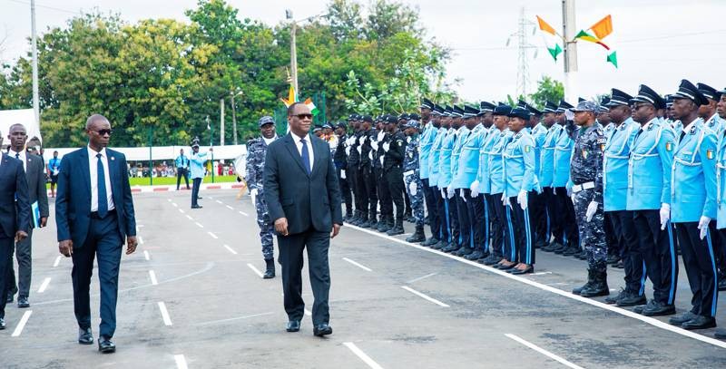 Le parrain de la cérémonie, Téné Birahima Ouattara, recevant les honneurs militaires. (Ph: DGPN)
