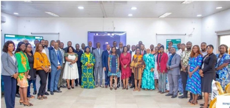 Photo de famille des officiels, experts et partenaires autour du ministre de l’Enseignement supérieur, lors du lancement de la Chaire UNESCO en Intelligence Artificielle, Humanités et Science Ouverte à l’UVCI.