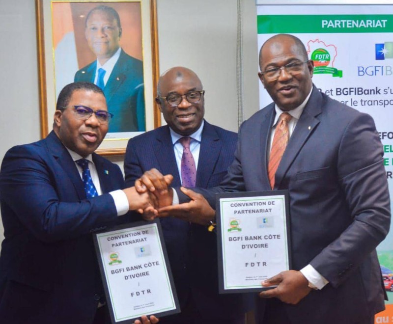 Coné Dioman, directeur de Cabinet du ministre des Transports (au centre) a présidé la signature de la convention par Silué Kaféhé (à gauche) et Abdoulaye Touré (Dr)