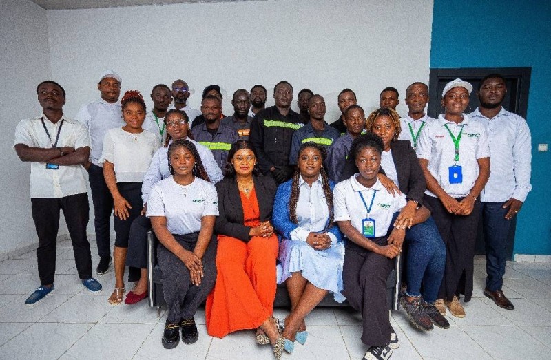 Photo de famille des équipes de Next One et de leurs partenaires lors du lancement de l’écosystème à Abidjan.