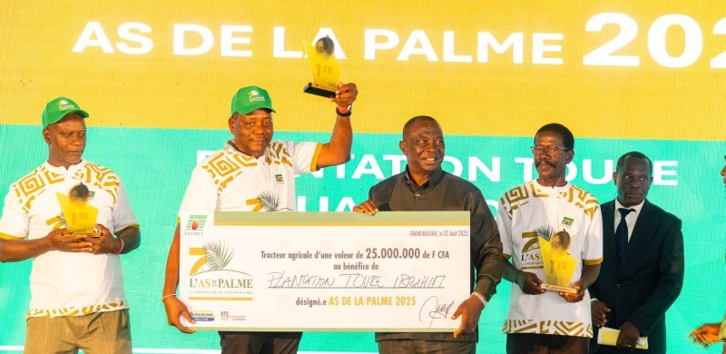 Le représentant de La « plantation Touré Ibrahim » d’Irobo tenant le chèque