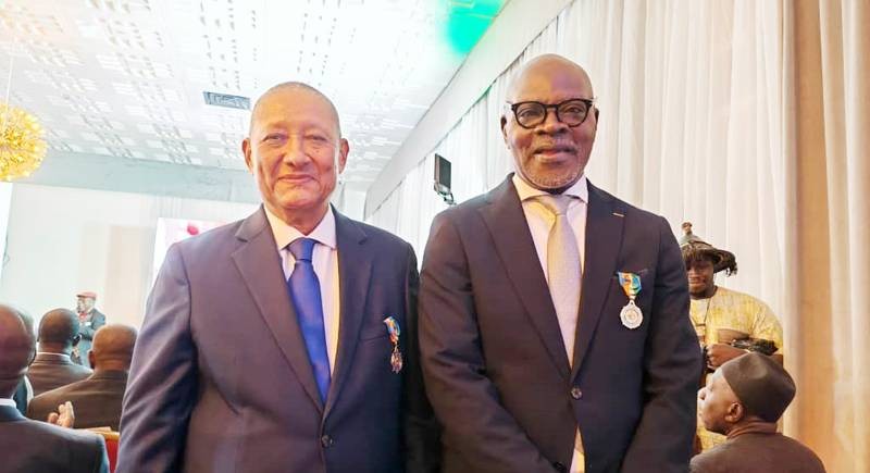 Fiacre Asséké, directeur général d'Asséké Oro (à droite) et Pierre Magne, maire d'Assinie. (Ph: Dr)
