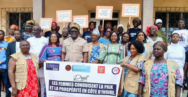 Photo de famille à l’issue du lancement du projet « Les femmes conduisent la paix et la prospérité », en présence des autorités locales et des Médiatrices de Paix.