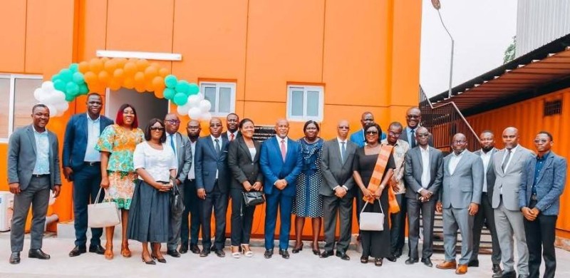 Le Directeur Général de la CIE, Jean-Christian Turkson (au centre), entouré des autorités administratives, sanitaires et des collaborateurs de l’entreprise, lors de la cérémonie de remise de don à la PMI de Bado, à San Pedro, le 30 juillet 2025.