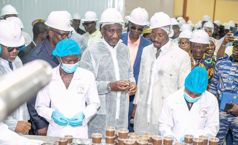Souleymane Diarrassouba, ministre en charge du commerce et de l’industrie (au centre) lors de la visite de l’usine. (Ph: Dr)