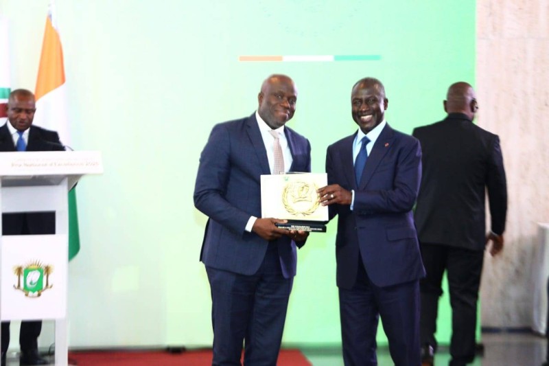 Les représentant de Bonikro mine recevant le prix d'excellence (Dr)