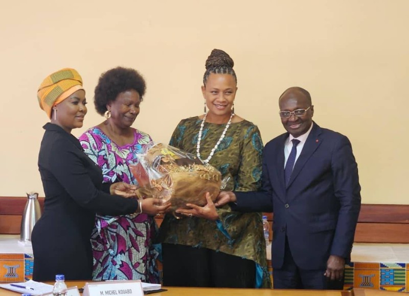 Remise de présent à l'ambassadeur des USA. (Ph: Dr)