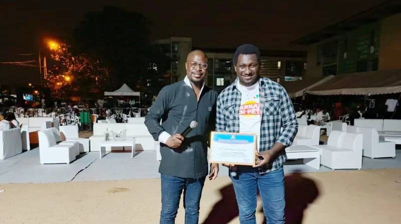 L’élu de la soirée a aussi reçu les félicitations du secrétaire général du bureau de la jeunesse, Franck Boye. (Ph: Dr)