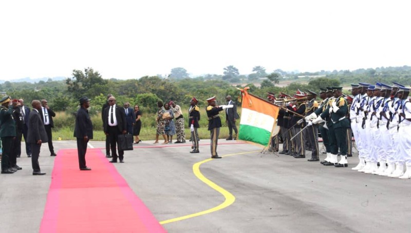 Alassane Ouattara à sa descente d'avion salue les ministres (Poro Dagnogo)