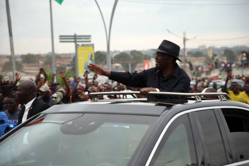 Le Président Alassane Ouattara salué par une foule en liesse (Photo Sébastien Kouassi)