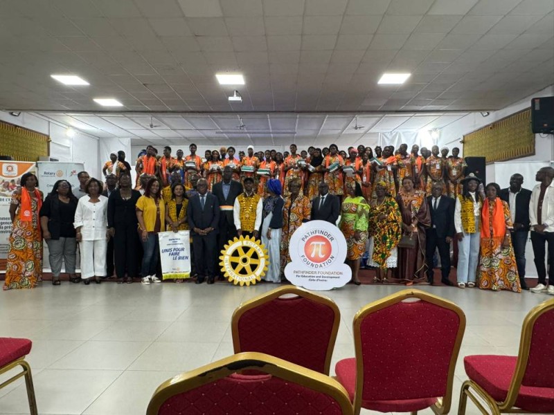 Les jeunes filles (dans le fond), les organisateurs et les partenaires de cette 5e édition du Camp d'excellence ont posé pour la postérité. (Ph: Dr)