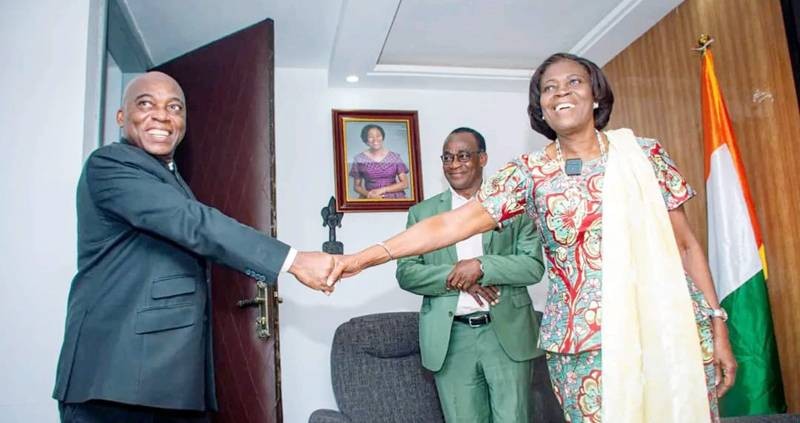 Ahoua Don Mello saluant Simone Gbagbo. (Ph: Dr)
