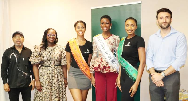 Fatima Koné et ses dauphines ont été reçues par Ersin Guney (à l'extrême droit), le directeur général d'Uniwax, qui leur a offert des présents. (Ph: Dr)