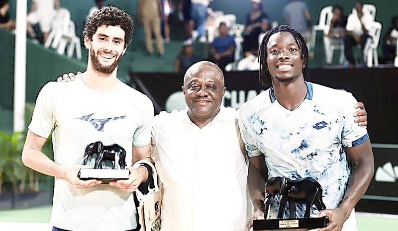 Le président Koyo, entre les deux finalistes du tournoi 2 des challengers d'Abidjan se dit heureux d'avoir réussi son premier pari à la tête de la Fit. (Ph: Dr)
