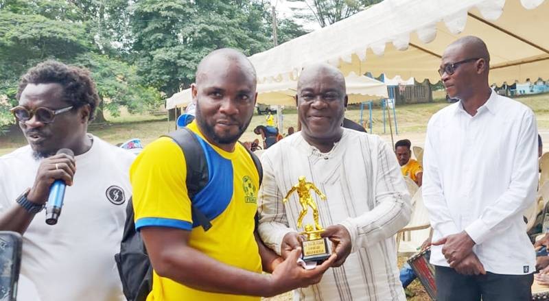 Le meilleur buteur du tournoi, Kipré Alban, recevant son trophée. (Ph: Dr)