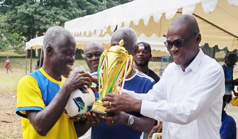 Le capitaine de l'équipe de Femac 1 recevant le trophée du vainqueur des mains du proviseur du lycée Mamie Faitai de Bingerville. (Ph: Dr)