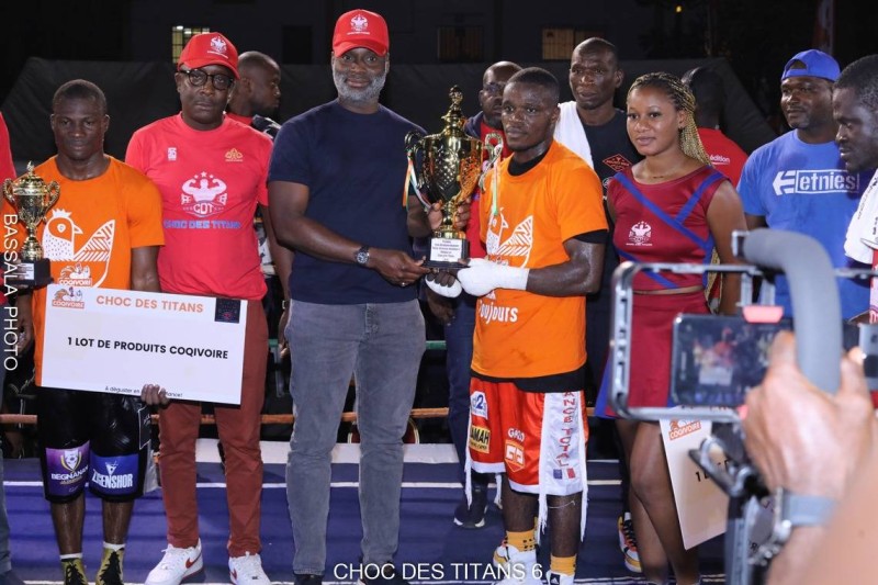 Ysspuf Doumbia, le député maire de Bingerville remettant le trophée du vainqueur du combat professionnel, Gbahui Iris.(DR)