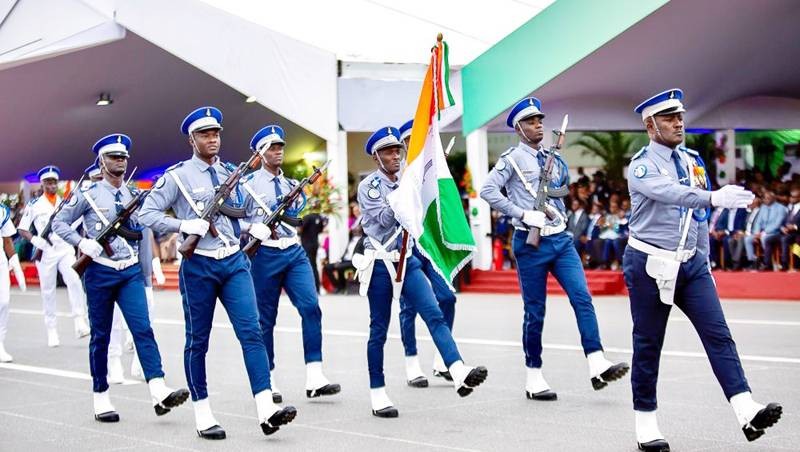 Le colonel-major Camara Kinanya Alain, en tête du peloton, est devenu depuis l’an dernier, l’officier qui conduit le défilé du 7 août. (Ph: Dr)