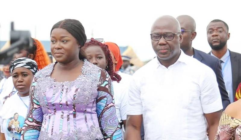 Fleur Aké M'Bo (à gauche) marchait fièrement auprès de son père spirituel, le pasteur Martial Aké M'Bo. (Ph: Dr)