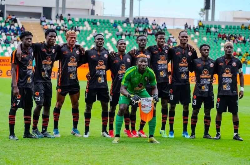 L'équipe du Fc San Pédro avant le coup d'envoi de la Super Coupe FHB 2025 au stade Charles Konan Banny de Yamoussoukro.