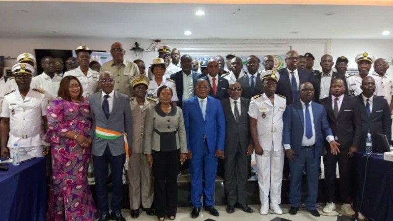 Le ministre délégué, Dr Serey Doh Célestin entouré de plusieurs acteurs du secteur des affaires maritimes. (DR)