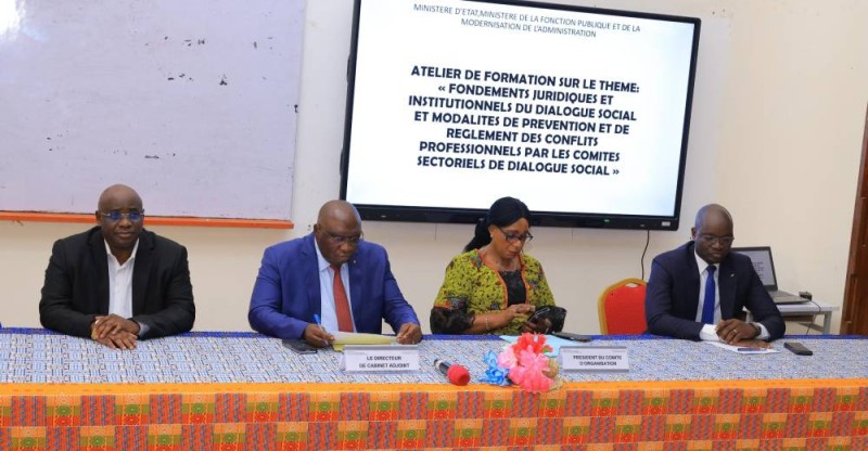 La table de séance du séminaire organisé par le ministère de la Fonction Publique. (DR)