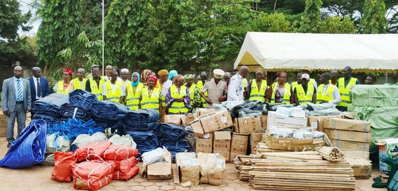 Les autorités traditionnelles et préfectorales ont posé avec le don offert. (Ph: Dr)