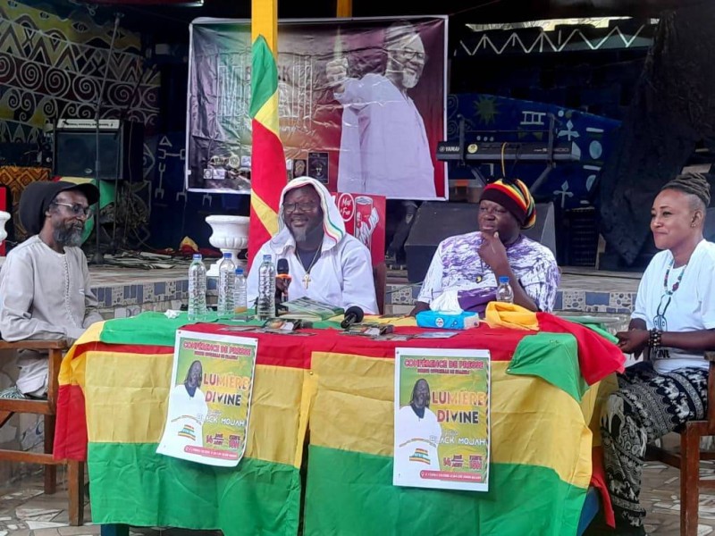 Black Mojah aux côtés de Naftaly et Fadal Dey lors de la conférence de presse.