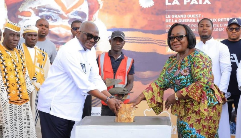 Anne Ouloto posant la première pierre de l’académie de la paix à Yaoudé, symbole d’un engagement durable pour la cohésion sociale.