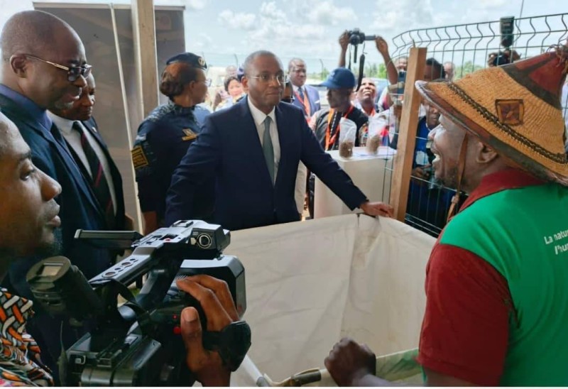 Le ministre des Ressources Animales et Halieutiques Sidi Tiémoko Touré visite le stand de Dr. Oungbe Kary Venance lors du Sara 2025.