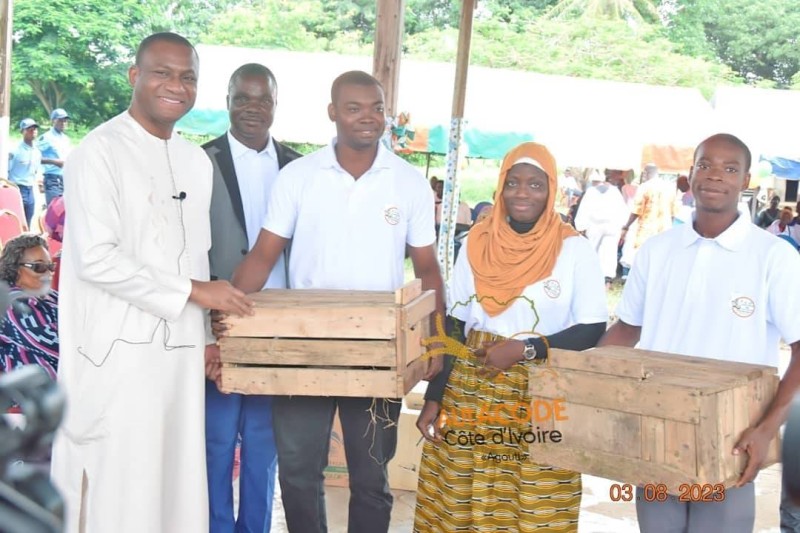 Le ministre Sidi Tiémoko Touré reçoit des agoutis des mains du spécialiste Kablan Ange Emmanuel Octave.