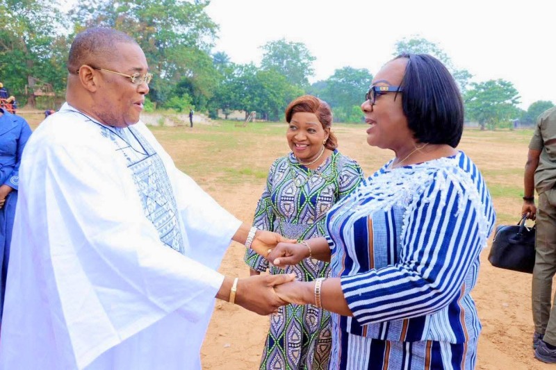Dr Serey Doh Célestin (à gauche), saluant la ministre d'Etat, ministre de la Fonction publique et de la modernisation de l'administration, Anne Désirée Ouloto. (DR)
