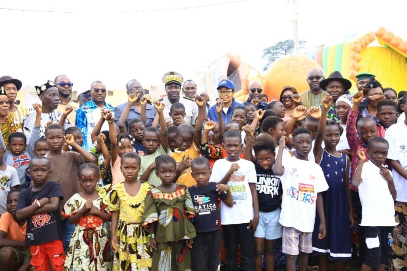 Les enfants de Dimbokro s’initient aux jeux traditionnels lors du lancement de la Caravane Vacances Loisirs 2025.