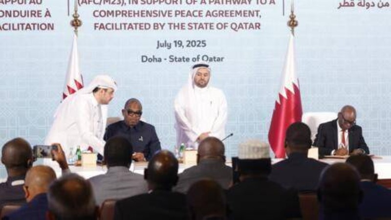  Le représentant de la RDC Sumbu Sita Mambu et le secrétaraire exécutif de l'AFC/M23 Benjamin Mbonimp lors de la signature d'un accord de principe entre les deux parties à Doha au Qatar, le 19 juillet 2025. © Karim Jaafar / AFP 