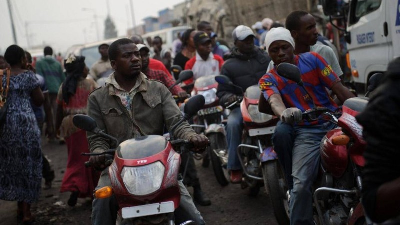  A Bangui, la capitale centrafricaine, les motos-taxis sont un moyen de survie pour de nombreux jeunes. AFP PHOTO/PHIL MOORE 