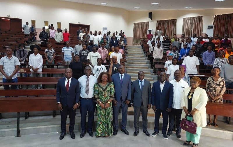 Lors du lancement du test d'entrée, le président de l'Université de Bondoukou, Prof. Djakalia Ouattara, avait à ses côtés des membres du jury. (PHOTO:DR)
