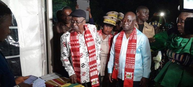 Le ministre d’État, Ahoussou Jeannot (à gauche), visitant les stands, a apprécié l’initiative. (Ph: Dr)
