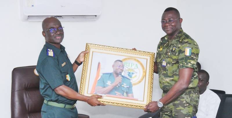 Le Colonel Bodjo Assagou Jean-Marie (à droite) recevant son présent des mains de l’Intendant Colonel-major Agré Djindji Blaise. (Ph: BIPA)